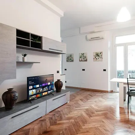 Ornella - Center Near The كومو